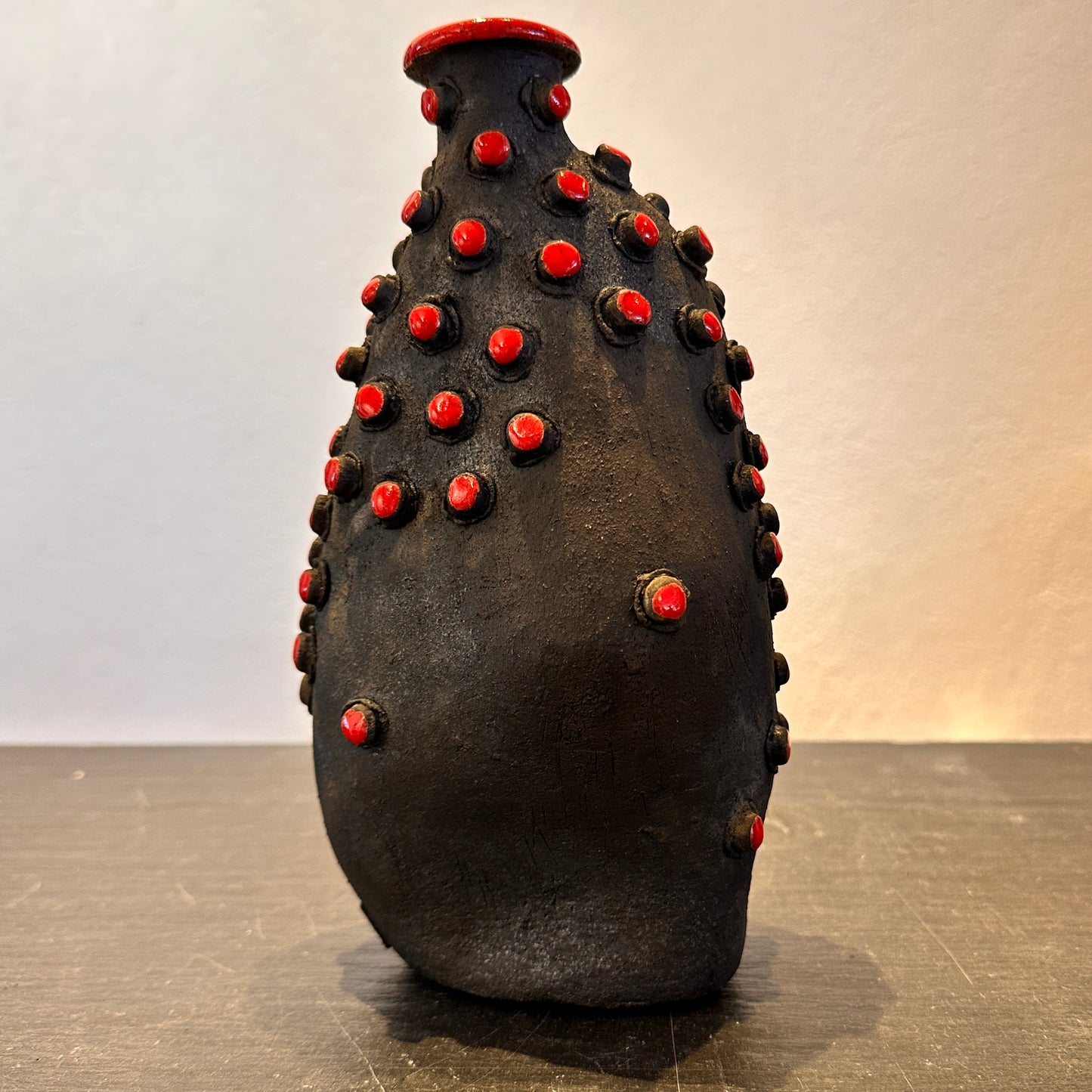 Vase med røde prikker