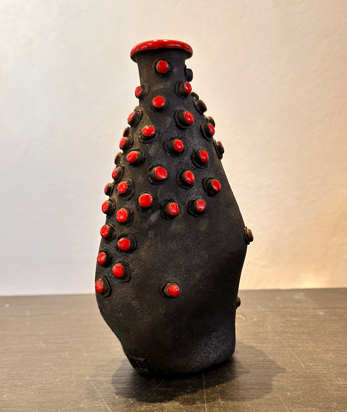 Vase med røde prikker
