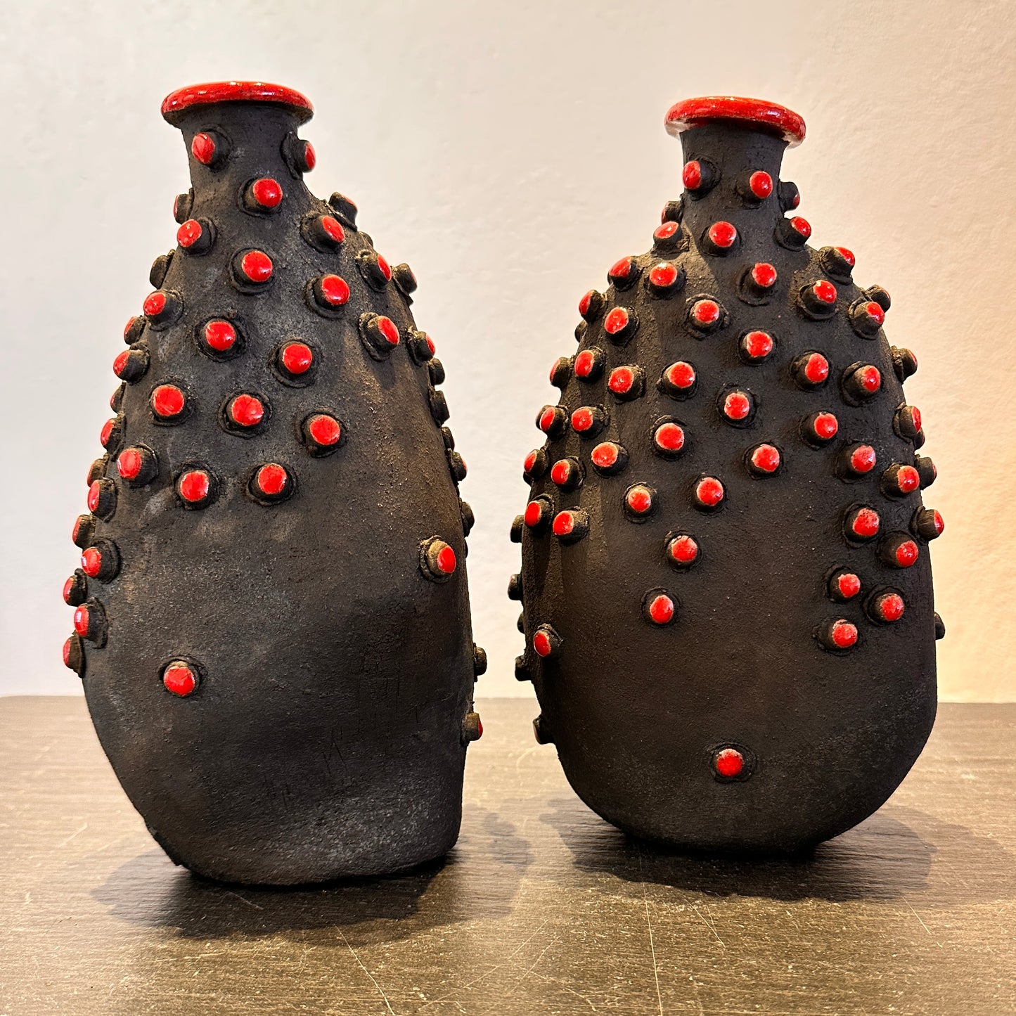 Vase med røde prikker