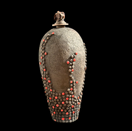 Rakubrendt urne med røde prikker